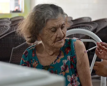 Pessoas a partir de 85 anos começam a receber vacina Pneumo 20 em Campina Grande