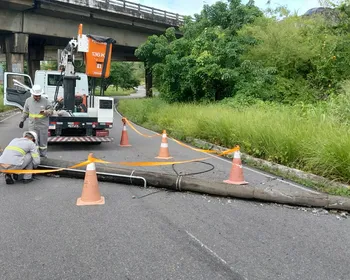 Poste cai e interdita parte da Avenida Sanhauá, em João Pessoa