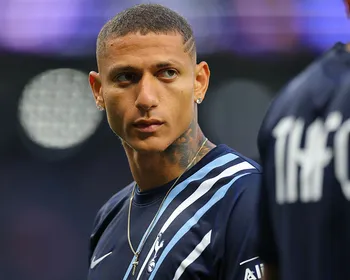 Richarlison recebe título de Cidadão Paraibano após doação de R$ 200 mil