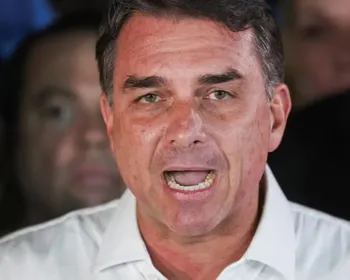 Salário de senador: veja quanto Flávio Bolsonaro pode continuar recebendo mesmo fora do Brasil