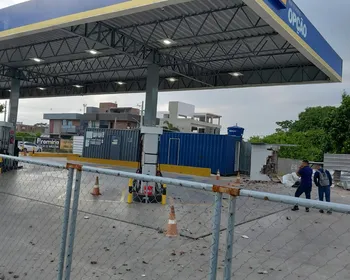 Suspeitos explodem posto de combustíveis e trocam tiros com a polícia, em João Pessoa