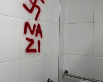 UFPB denuncia pichações com símbolos do nazismo em banheiros; MPE apura confronto na UFCG