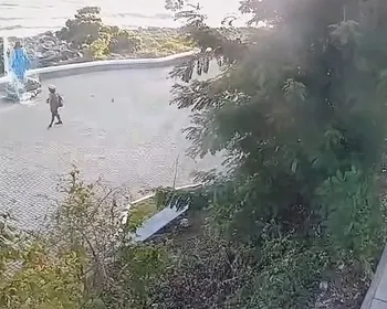 Vídeo mostra briga entre dois homens que danificou proteção da estátua de Iemanjá, em João Pessoa