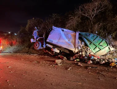 Acidente entre caminhão, carro e motos deixa três mortos e feridos na BR-104, no Agreste
