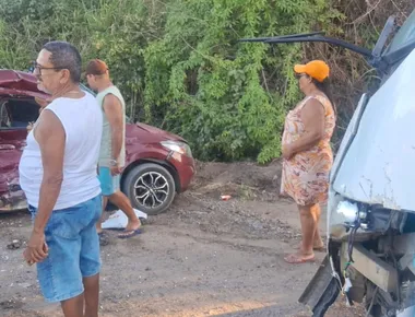 Acidente entre carro e ônibus deixa duas pessoas mortas, em Caaporã