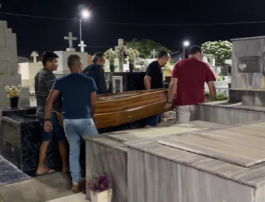 Corpo de idosa encontrada morta dentro de casa em João Pessoa é sepultado