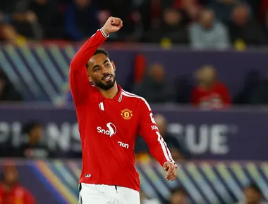 Fora da convocação de Ancelotti, Matheus Cunha marca em goleada do United na Liga dos Campeões