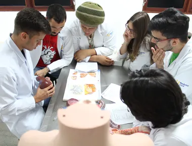 Formação médica contemporânea reforça a centralidade de competências socioemocionais e do cuidado