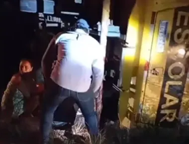 Ônibus escolar tomba e deixa adolescente em estado grave, em Juazeirinho