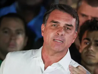 Flávio pode perder o mandato de senador após fuga? Veja o que diz a Constituição