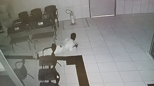 
					Agência bancária é arrombada e suspeito foge, no Conde
				
				
