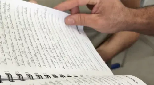 
					Aos 65 anos, mulher que não estudou na infância aprende a ler e escreve primeiro livro na PB
				
				
