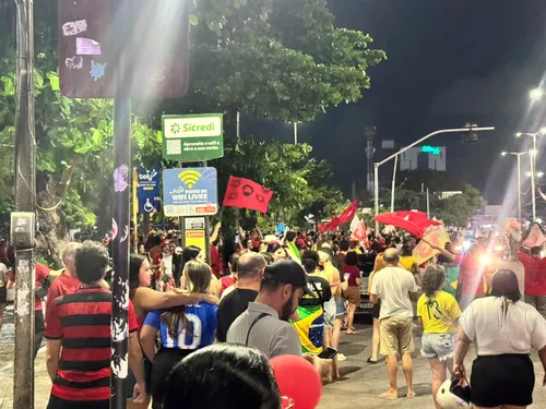 
					Apoiadores de Lula fazem atos em comemoração pela reeleição em cidades da Paraíba
				
				