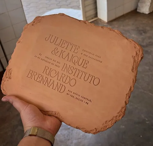 
					Casamento de Juliette tem convite feito de barro; veja detalhes
				
				