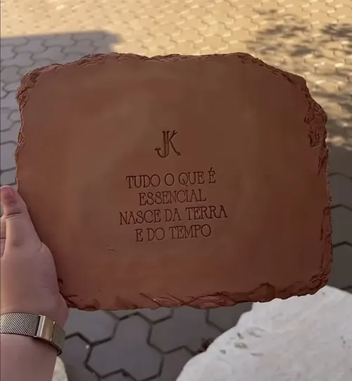 
					Casamento de Juliette tem convite feito de barro; veja detalhes
				
				