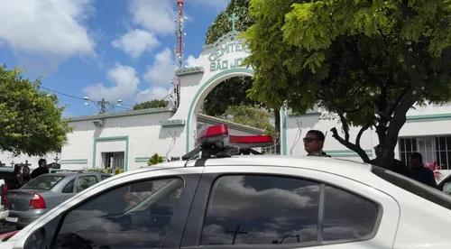 
					Corpo é desenterrado e tem cabeça arrancada no Cemitério São José, em João Pessoa
				
				