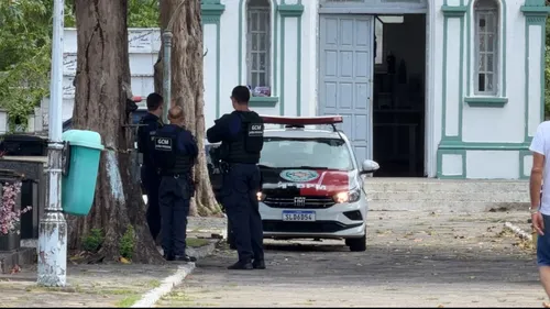 
					Corpo é desenterrado e tem cabeça arrancada no Cemitério São José, em João Pessoa
				
				