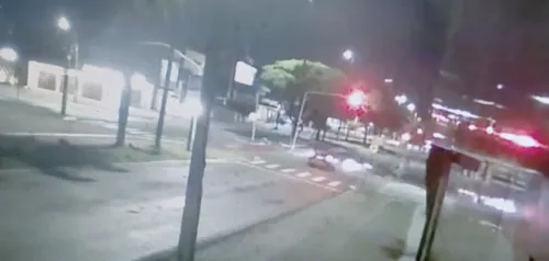 
					Imagens mostram motorista de carro furando sinal vermelho e atingindo motoboy, em João Pessoa

				