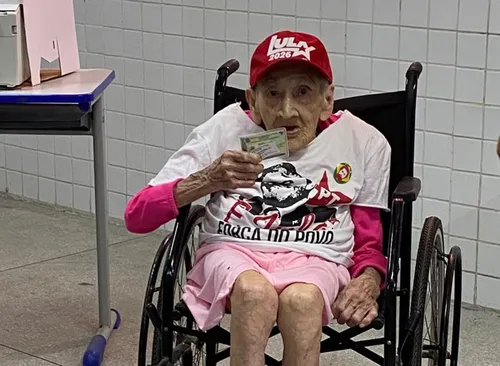 
					'Minha ídola total', diz Daniela Mercuy sobre idosa de 114 anos que votou no 2º turno na Paraíba
				
				