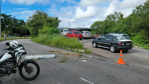 
					Poste cai e interdita parte da Avenida Sanhauá, em João Pessoa
				
				