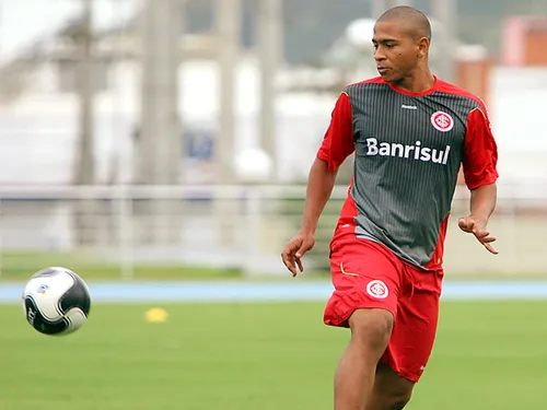 
					Relembre a carreira do atacante Walter, que está próximo de reforçar o Cruzeiro-PB
				
				