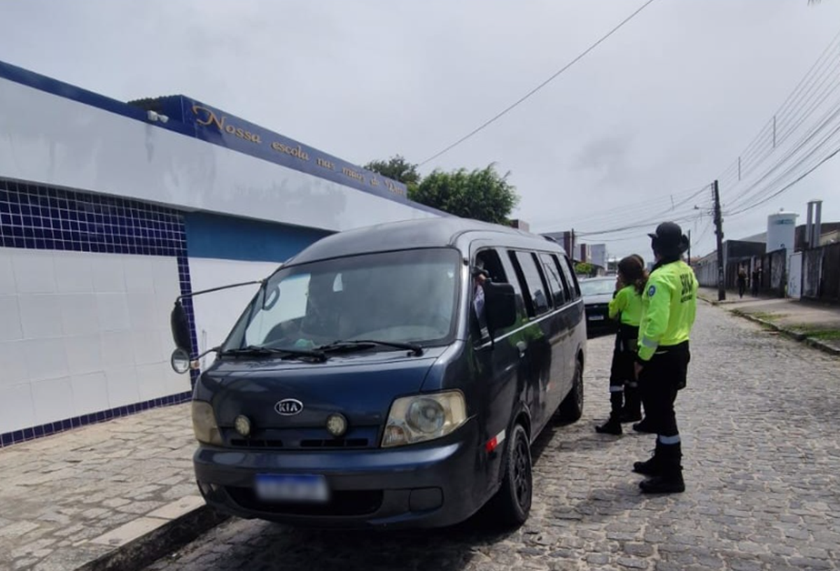 Após fiscalizações, 12 motoristas são autuados por transporte irregular de alunos em João Pessoa