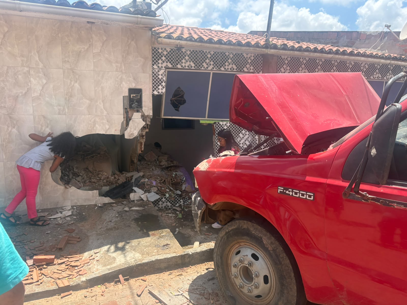 Caminhão carregado de tijolos desce ladeira e bate em duas casas na PB