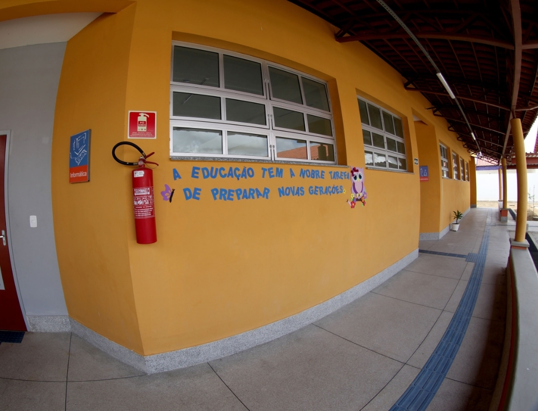Campina Grande paga 14º salário para servidores da educação que alcançaram metas