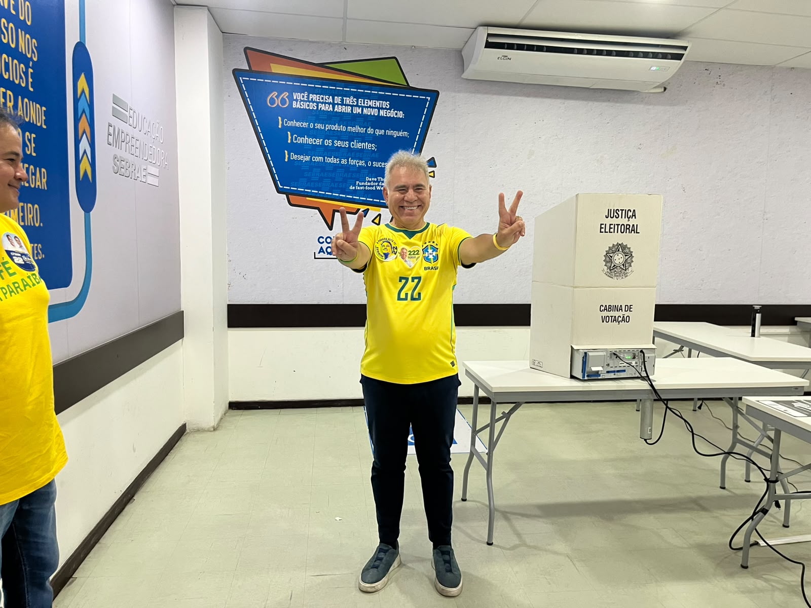 Candidato ao Senado, Marcelo Queiroga vota em João Pessoa