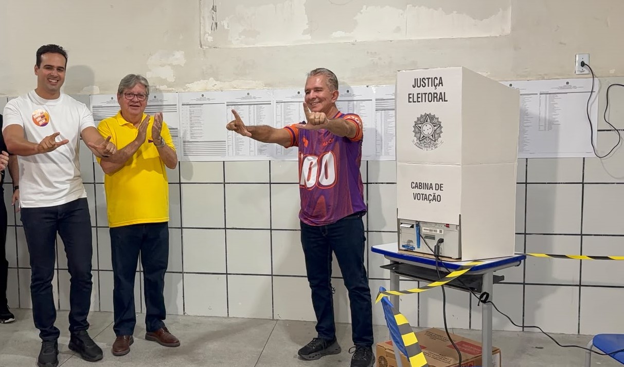 Candidato ao Senado, Nabor Wanderley vota em Patos, no Sertão da Paraíba