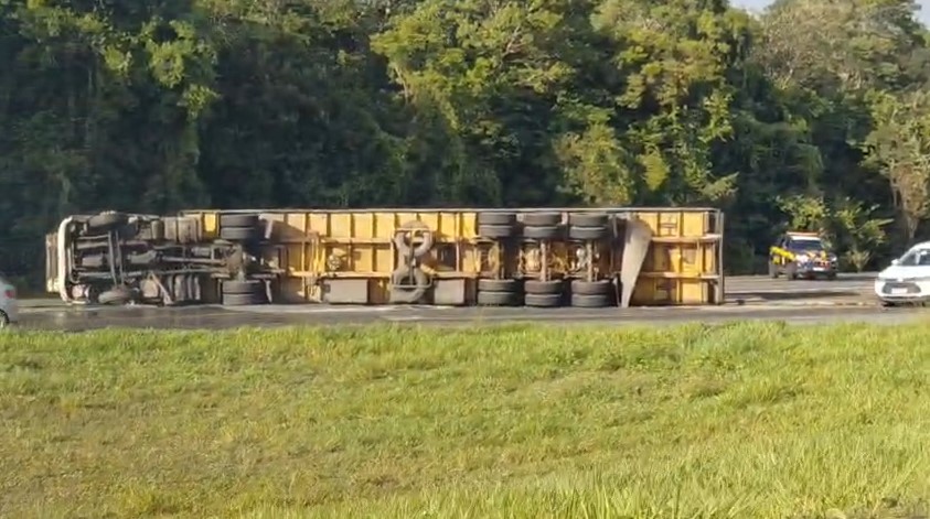 Carreta tomba e bloqueia duas faixas da BR-230, em Cruz do Espírito Santo