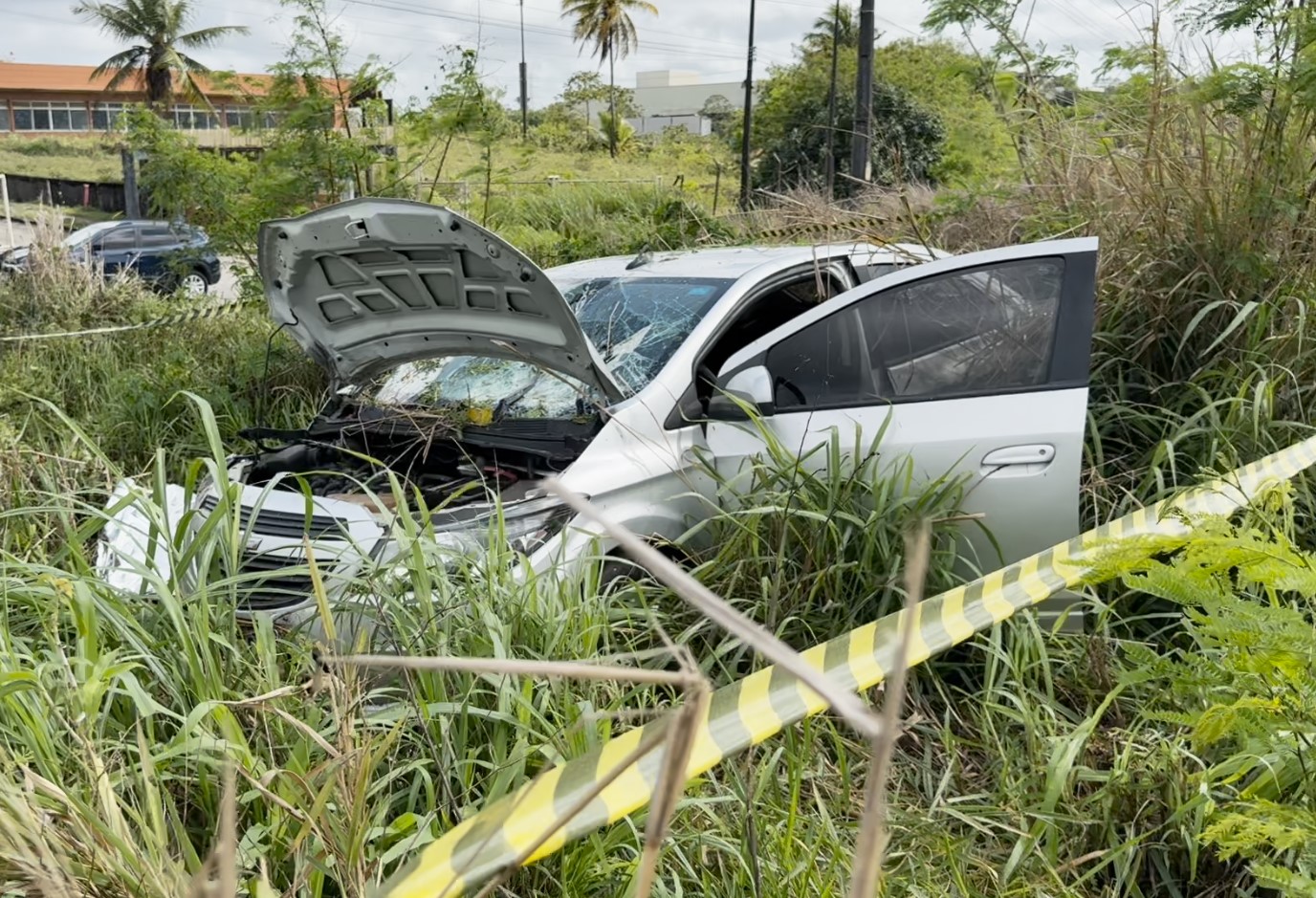 Motorista diz à polícia que perdeu controle do carro por água na pista e atropelou casal no Conde
