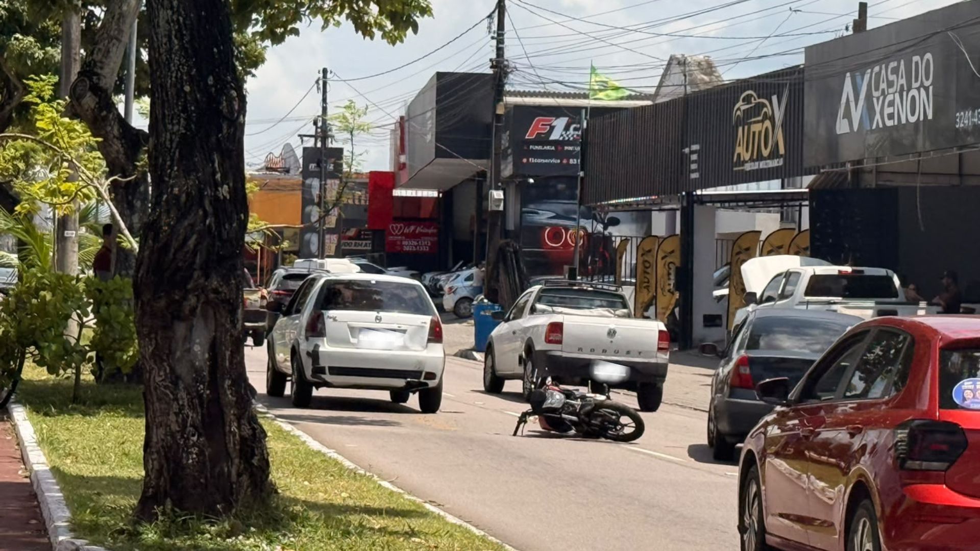 Colisão entre carro e moto deixa mulher gravemente ferida, em João Pessoa