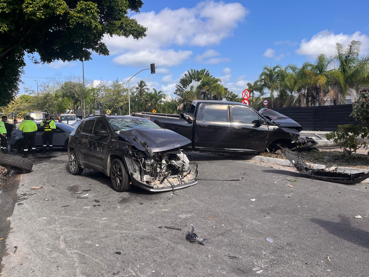 Entenda: Acidente entre carros deixa mulher ferida e bloqueia Avenida Beira Rio, em João Pessoa
