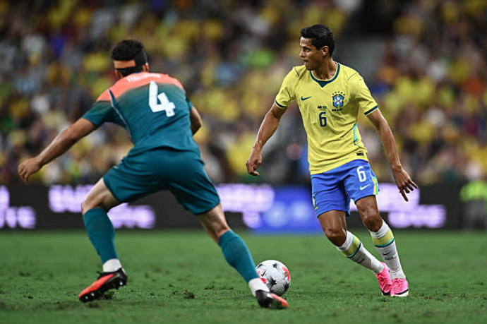 Com Douglas Santos apagado no ataque, Brasil empata com a Austrália na estreia de novo ciclo