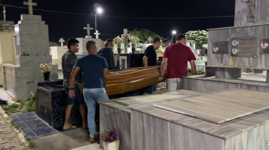 Corpo de idosa encontrada morta dentro de casa em João Pessoa é sepultado