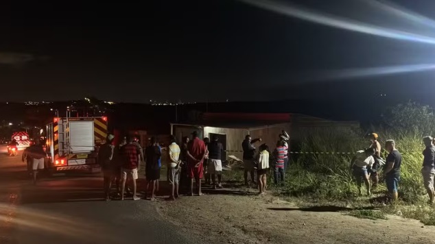 Criança é arremessada para telhado de casa e morre após acidente de moto em Massaranduba