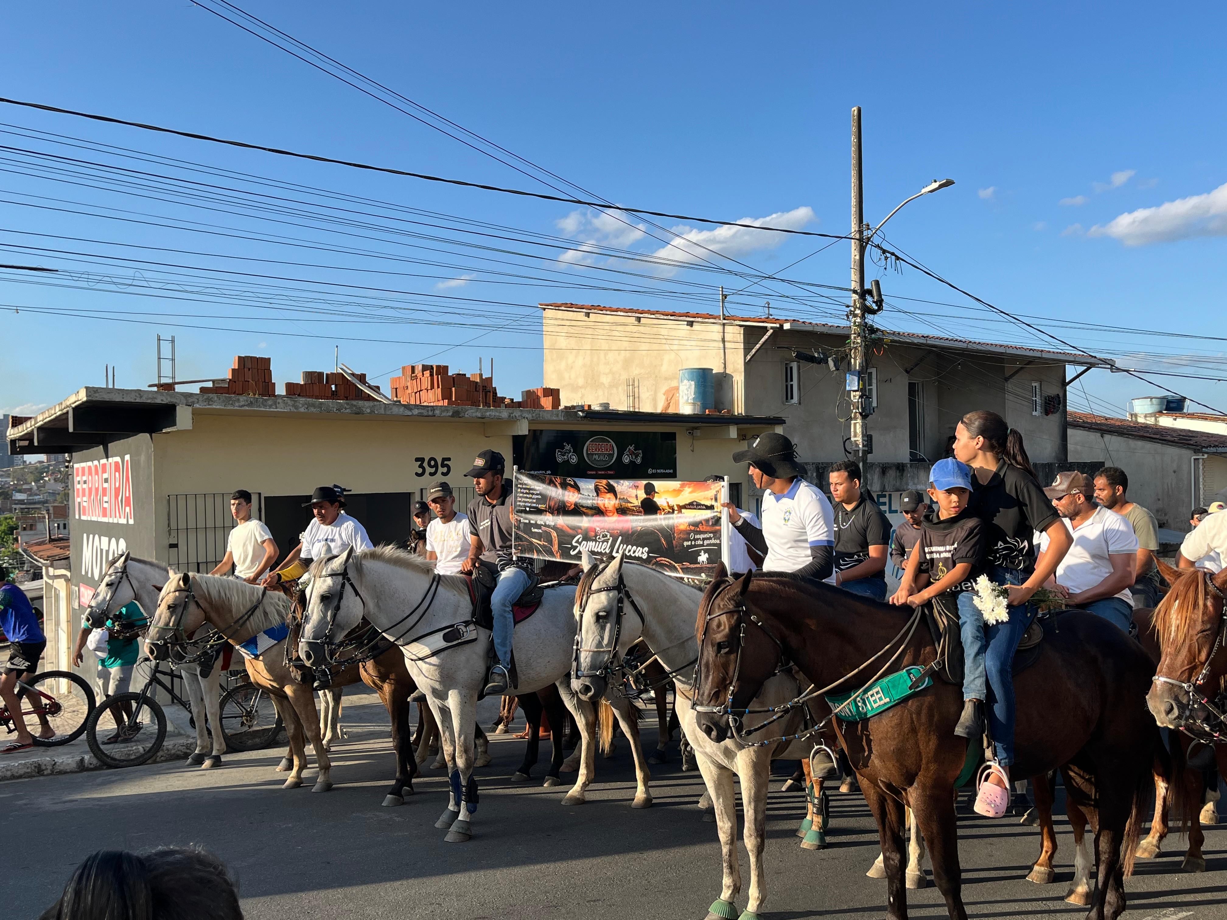 Criança morta em acidente após ser arremessada para telhado de casa é sepultada em Campina Grande