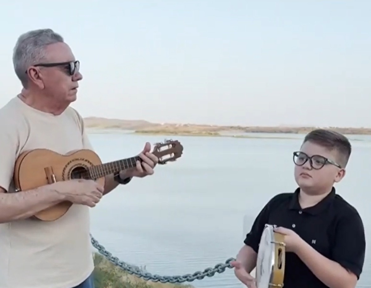 Dia das Crianças: menino de 11 anos conquista as redes sociais cantando clássicos do samba