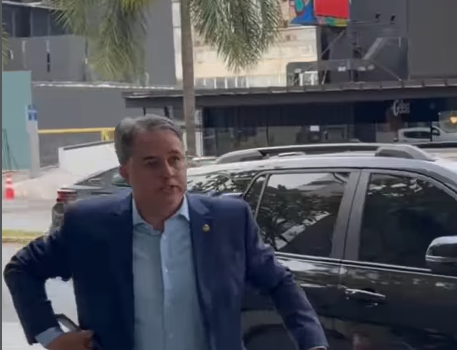 Panorama: Efraim participa de reunião de emergência no PL após suspeita de fuga de Flávio Bolsonaro aos EUA
