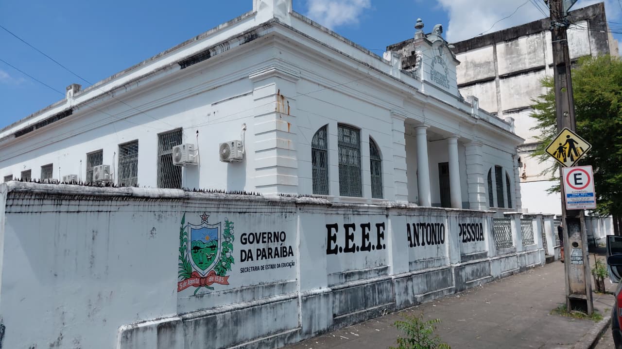 Escola pública é arrombada e tem TVs, notebook e outros itens furtados em João Pessoa