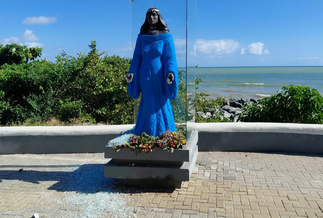 Proteção de vidro de estátua de Iemanjá foi quebrada após briga entre homens, em João Pessoa