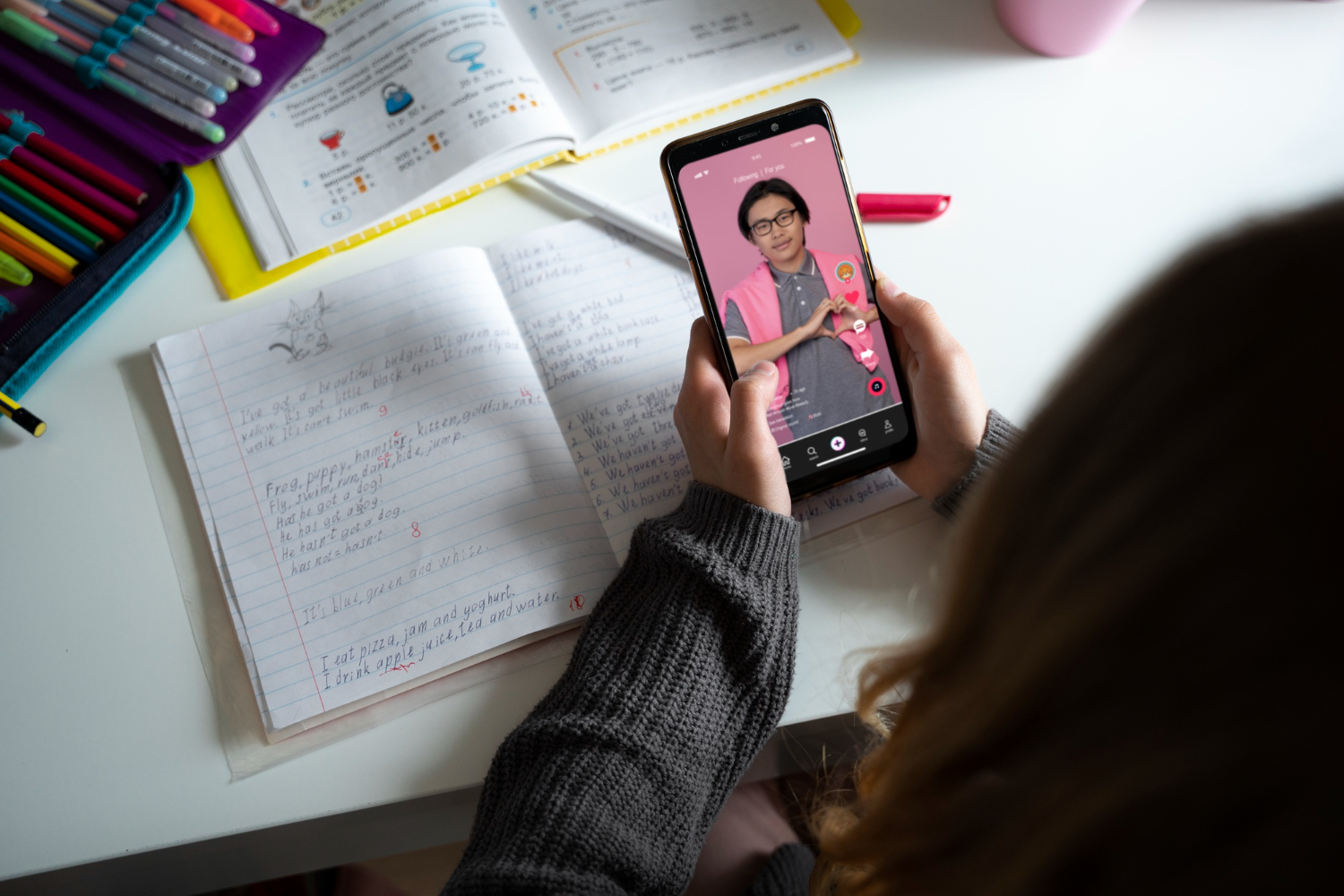 Estudar pelo TikTok: especialistas explicam como usar a rede sem perder o foco