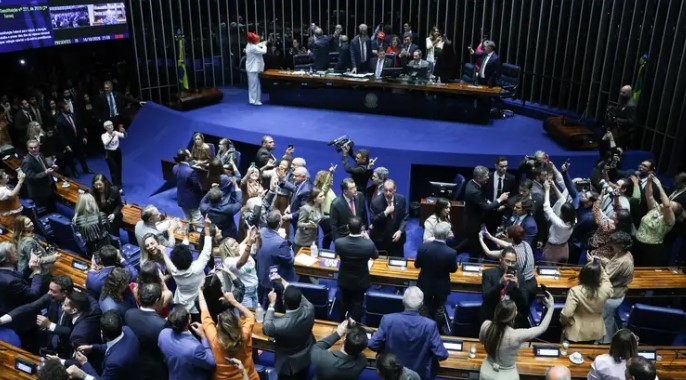 Fim da escala 6x1 e redução da jornada de trabalho são aprovados no Senado