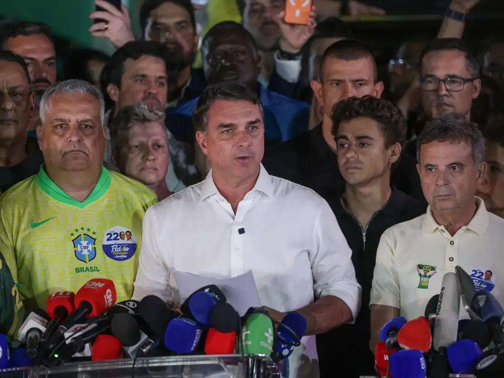 Atualização: Flávio Bolsonaro apaga carta golpista em que se dizia ‘presidente eleito’ do Brasil