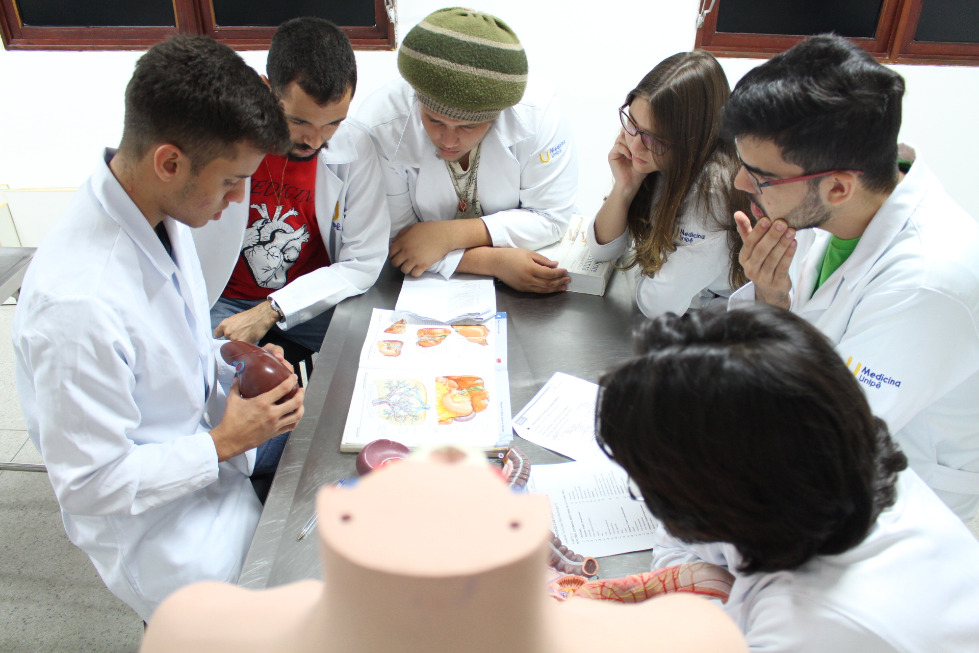 Formação médica contemporânea reforça a centralidade de competências socioemocionais e do cuidado