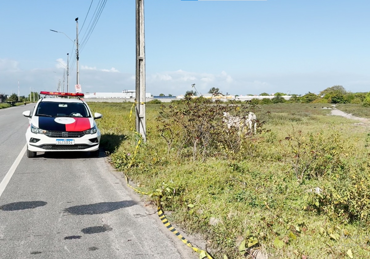 Homem é encontrado morto a tiros às margens de rodovia, em Cabedelo