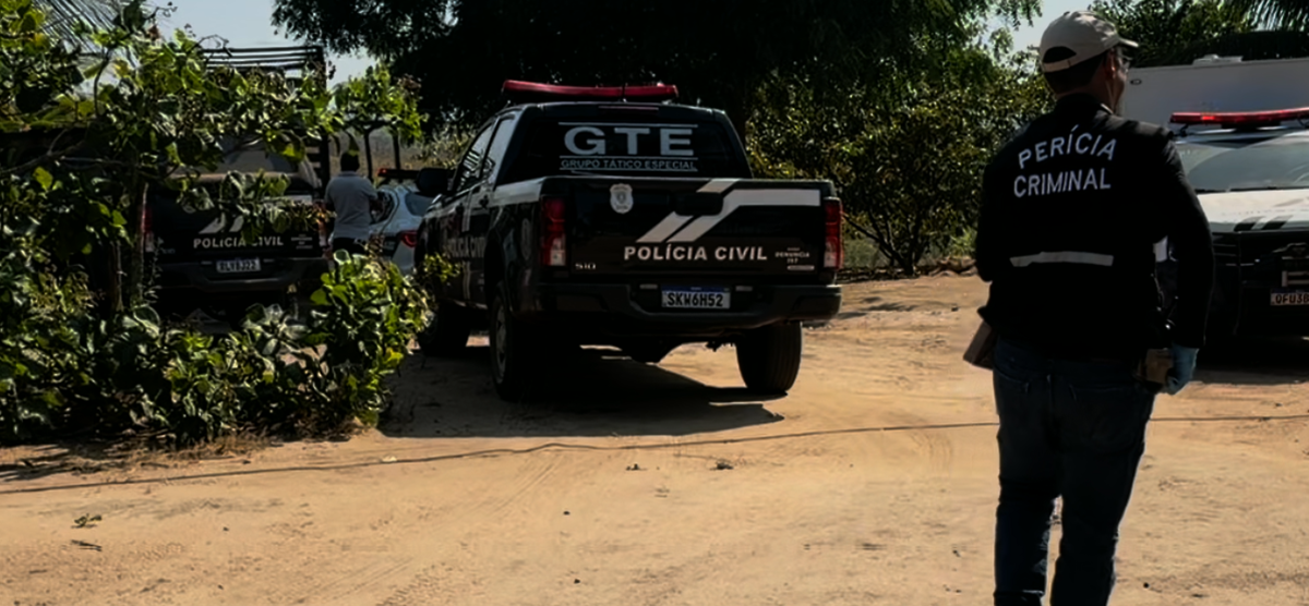 Entenda: Homem é preso suspeito de matar mãe com golpes de enxada, em Cruz do Espírito Santo