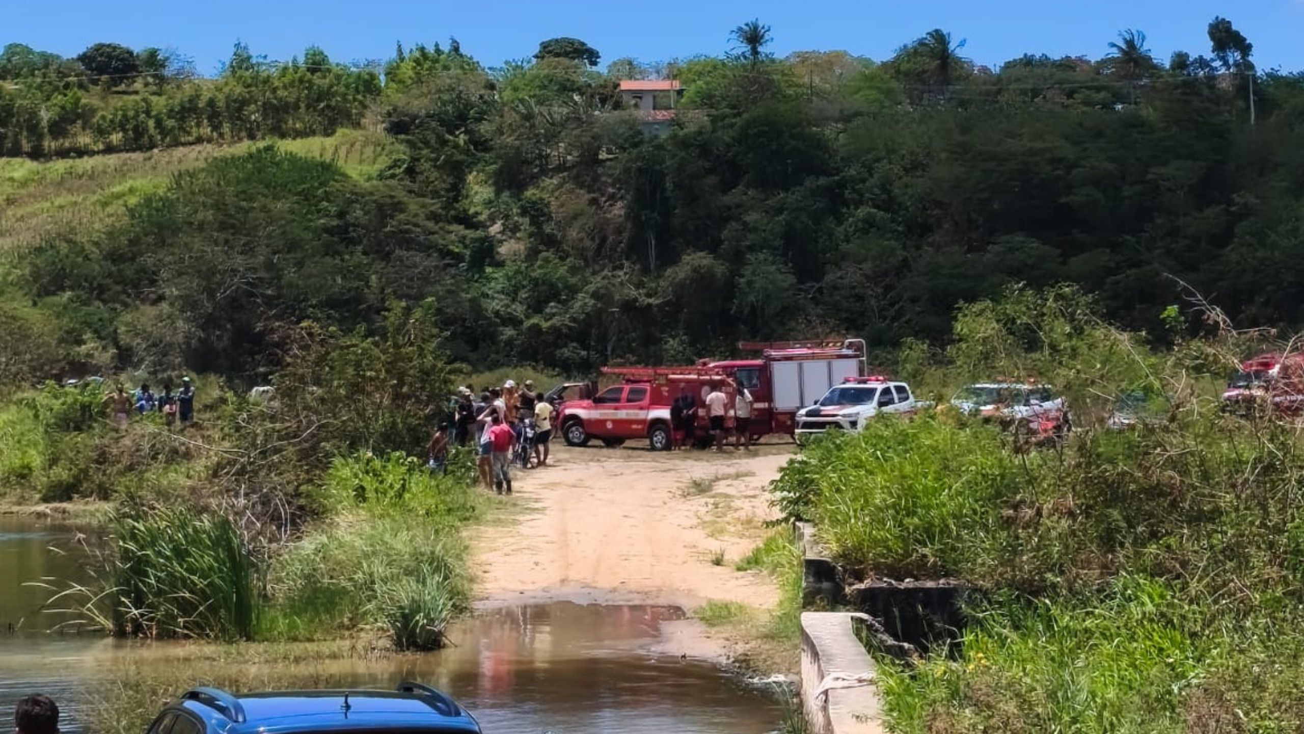 Homem morre após carro com cinco pessoas cair em açude no Agreste da Paraíba