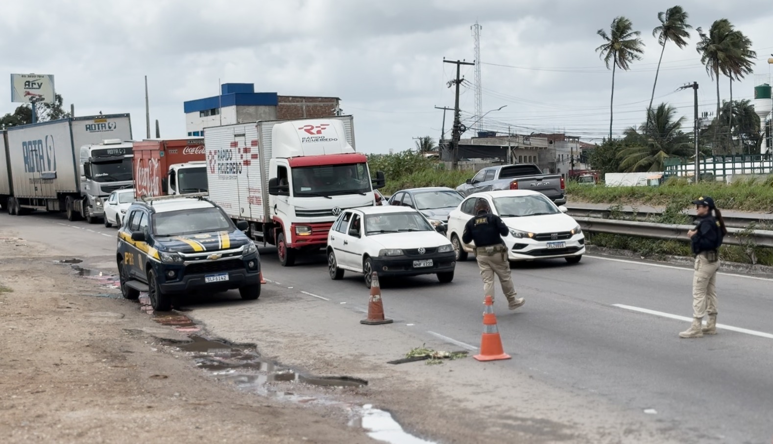 Homem morre após ser atropelado ao tentar atravessar na BR-101, em João Pessoa